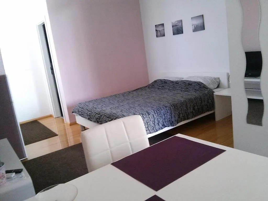 Apartments Lena Pula 0*,